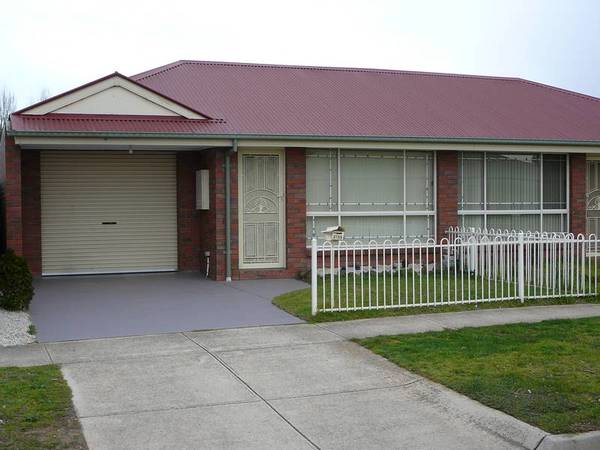 Available Now (Ro5) Melways 205 G7 Picture 1