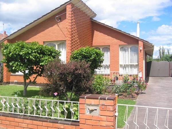 Available Now!!! Open Monday 20/10/08 4pm - 4:30pm (RO1) - Melway Ref 205 G8 Picture 1