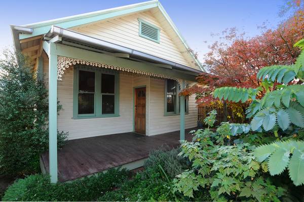 WALK EVERYWHERE! CLOSE TO EVERYTHING! Picture 1