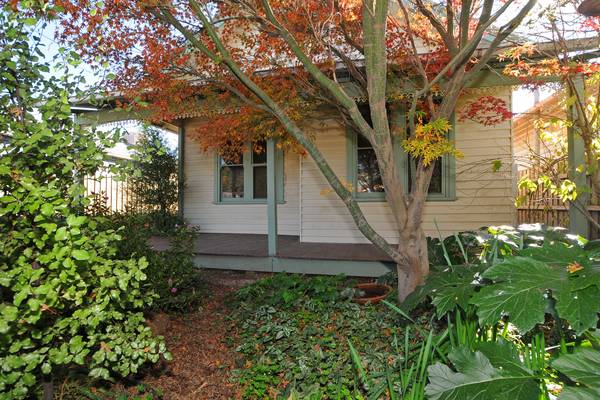 WALK EVERYWHERE! CLOSE TO EVERYTHING! Picture 3