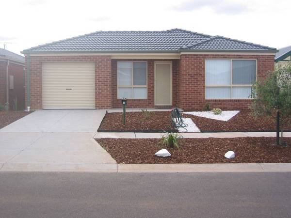 Available Now (RO1) - Melway 204 J3 Picture 1