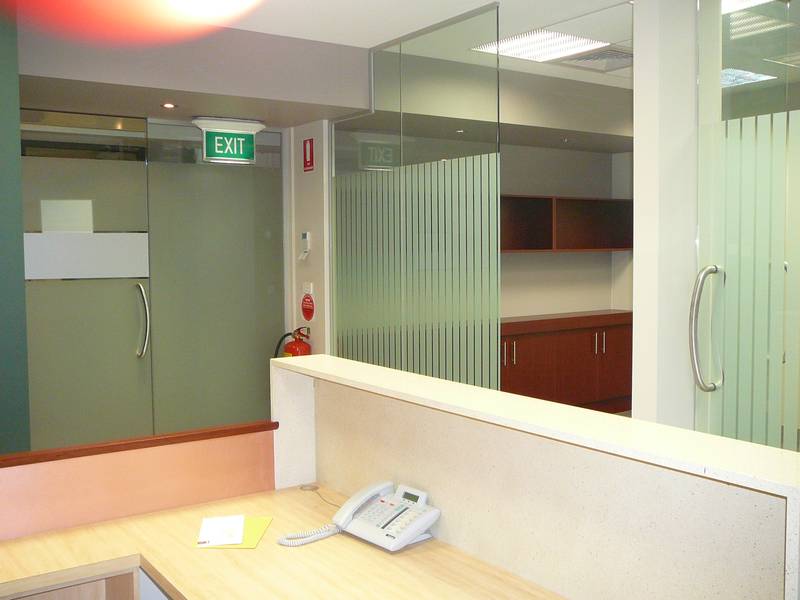 OFFICES OVERLOOKING RIVER Picture 2