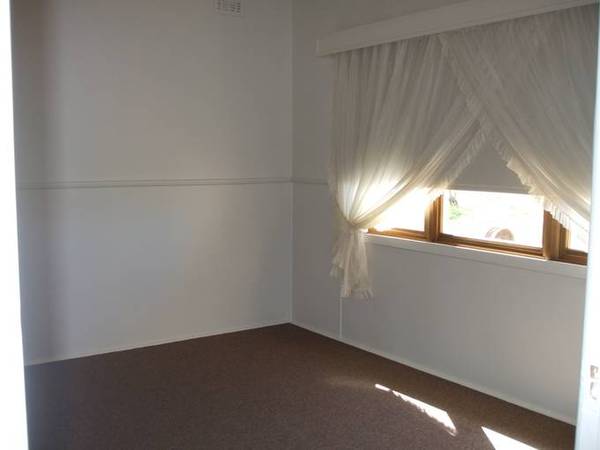 Available Now- open this Monday 20th between 3pm - 3:30pm (RO1) Melways Ref: Picture