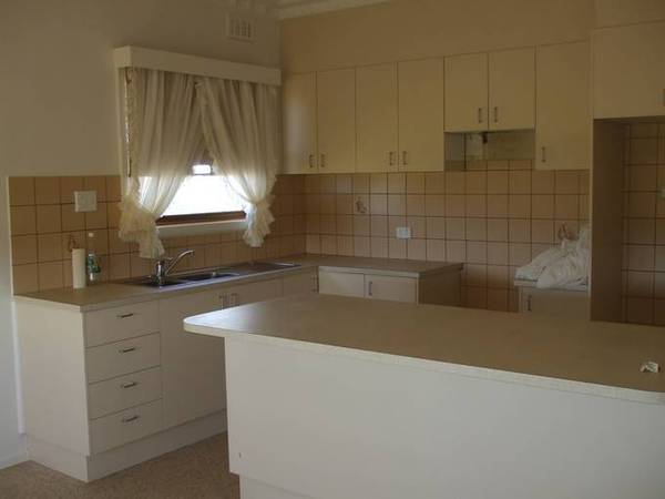 Available Now- open this Monday 20th between 3pm - 3:30pm (RO1) Melways Ref: Picture