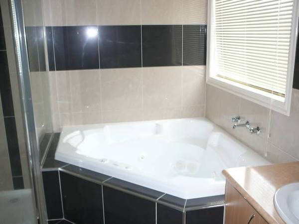 Available Now (RO5) Melways Ref: 202 H4 Picture 3