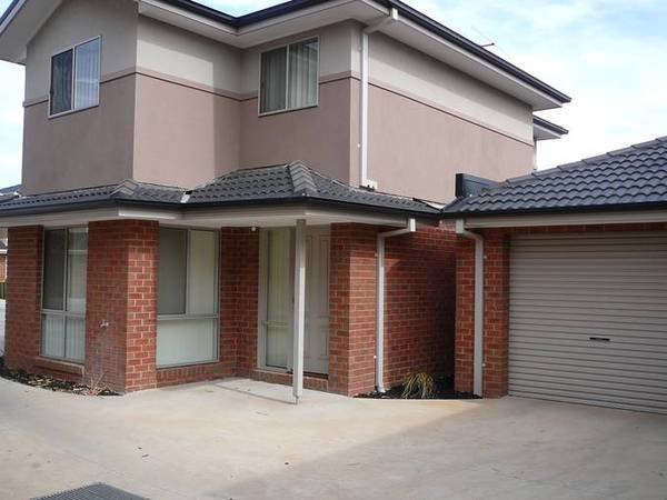 NEAR NEW 3 BEDROOM UNIT IN GREAT LOCATION Picture 1