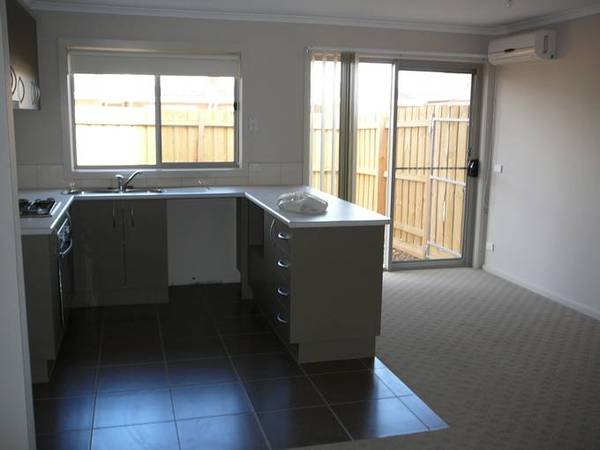 NEAR NEW 3 BEDROOM UNIT IN GREAT LOCATION Picture 2