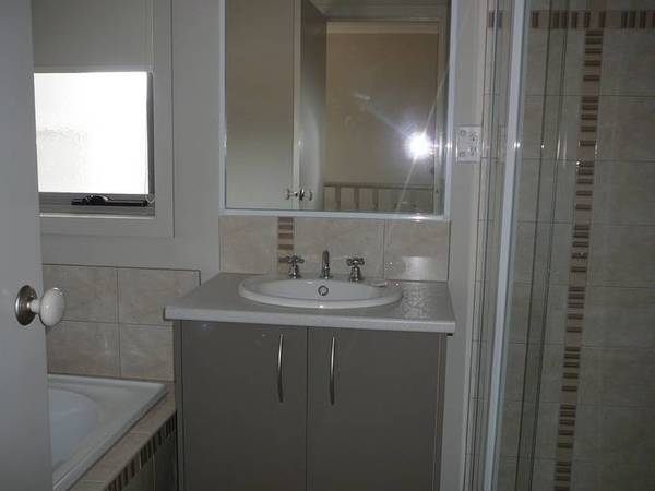 NEAR NEW 3 BEDROOM UNIT IN GREAT LOCATION Picture 3