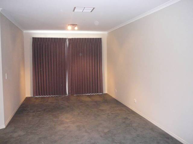 Available Now (RO1) - Melways 203 G8 Picture 3