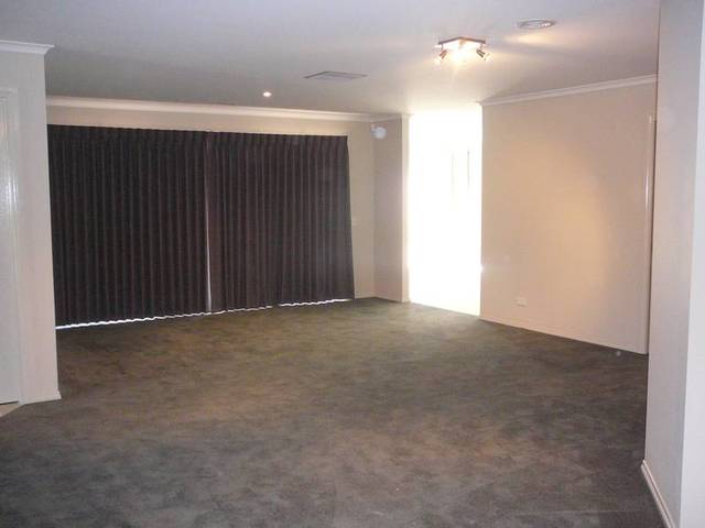 Available Now (RO1) - Melways 203 G8 Picture 2