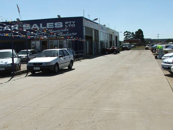 BE SEEN ON OLD GEELONG ROAD Picture 1