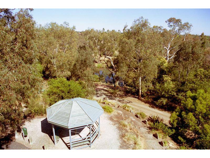 PRESTIGIOUS LAND ON THE RIVER Picture 2