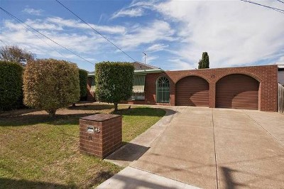 Available Now (R01) Melway 206 G3 Picture