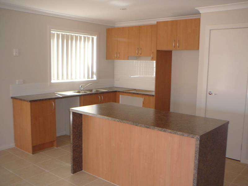 AVAILABLE NOW (RO5) Melways Ref : Picture 3