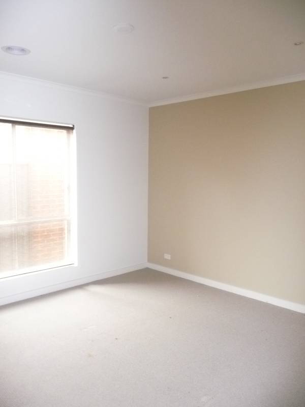 Brand New Ex Display Home! Available 1/12/09 (R18) Melways Ref 204 F1 Picture 3