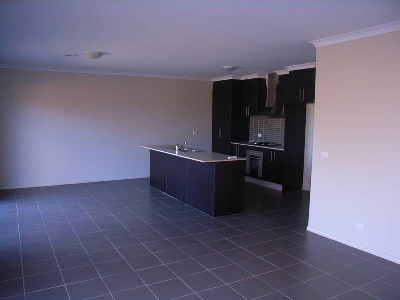 Stylish Near New Family Home - AOS Available Mid December 2009 Picture 2