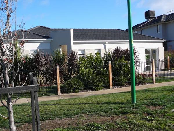 Available Early October (RO1) - Melway 202 A6 Picture 1