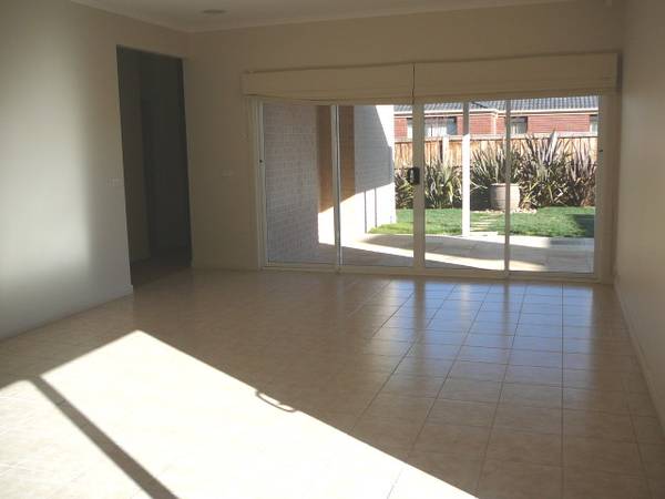 Available Early October (RO1) - Melway 202 A6 Picture 3