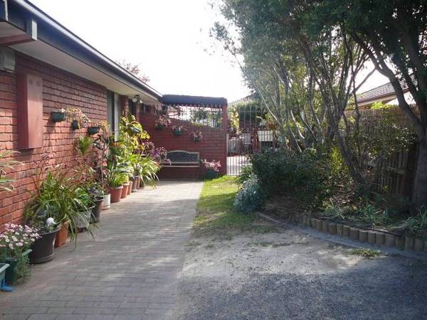 IDEALY LOCATED Picture 3