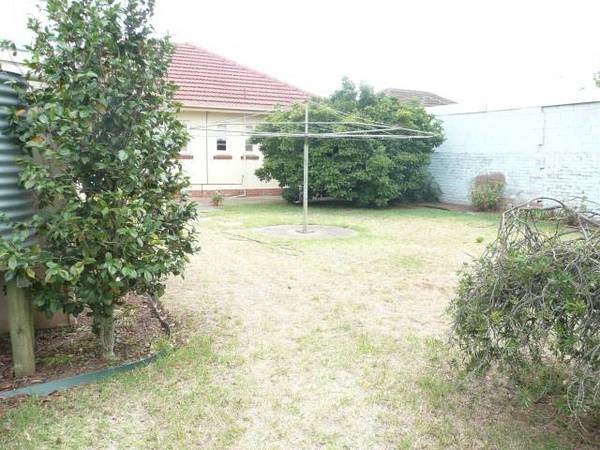 "SOUTH SIDE OF SYNNOT STREET" Picture 3