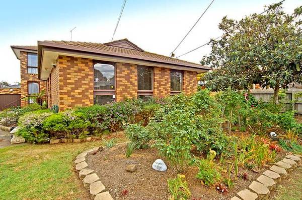 WALK TO THE TRAIN STATION Picture 1