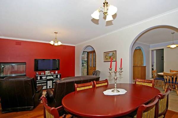 WALK TO THE TRAIN STATION Picture 2