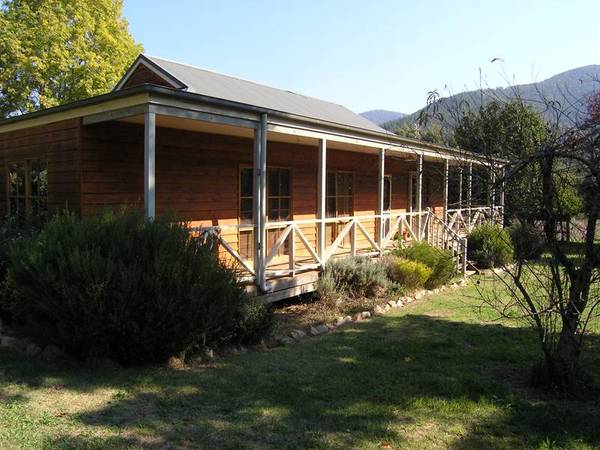 '3 Bedroom Cedar Home' Picture 3