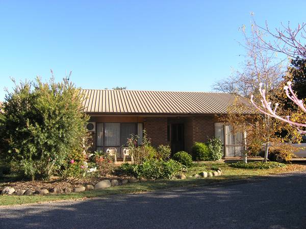 Spacious 3 Bedroom Townhouse / Unit Picture 1