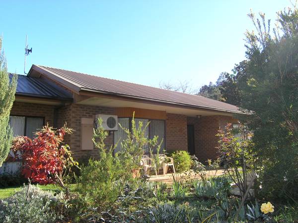 Spacious 3 Bedroom Townhouse / Unit Picture 3