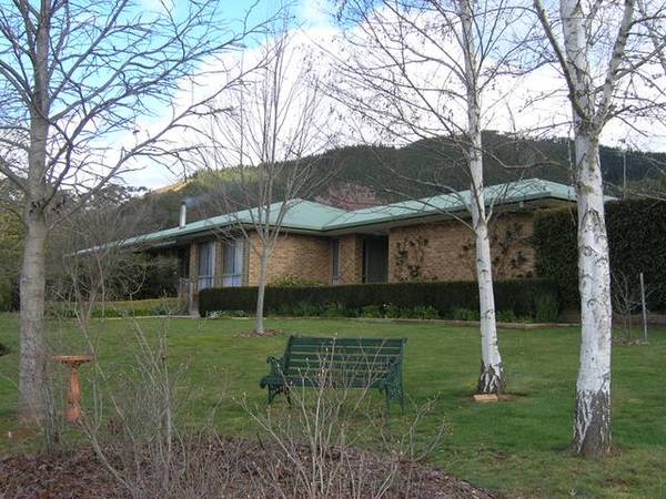 'SPACIOUS LIVING - ROOM TO MOVE'
-
COLONIAL CRT, BRIGHT Picture 1