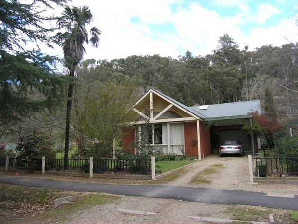 'SUPERB TOWNHOUSE' - DELANY AVE, BRIGHT Picture 2