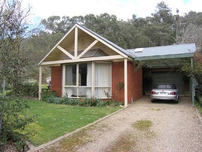 'SUPERB TOWNHOUSE' - DELANY AVE, BRIGHT Picture