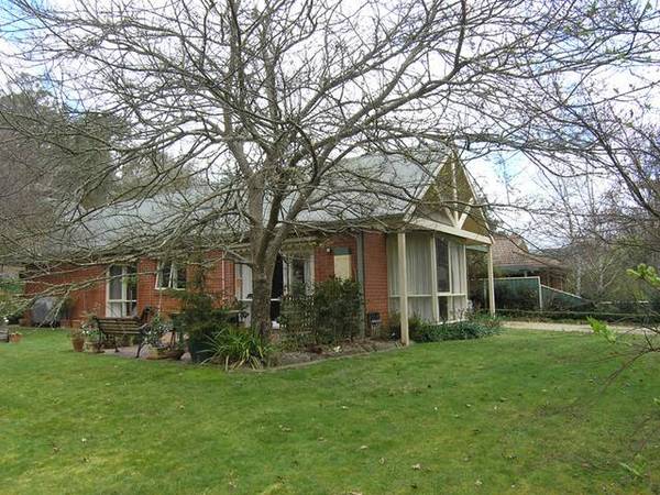 'SUPERB TOWNHOUSE' - DELANY AVE, BRIGHT Picture 3