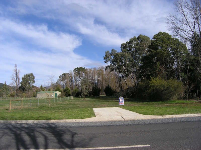 LARGE BLOCK WITH GREAT VIEWS
-
POREPUNKAH Picture 1