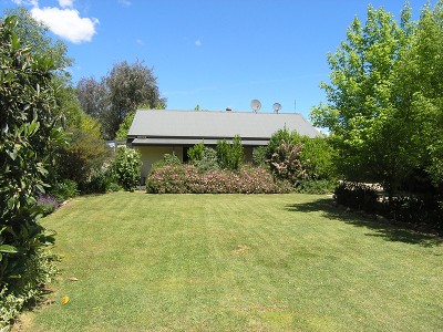 Cosy 2 Bedder in Leafy Garden Setting - Porepunkah Picture