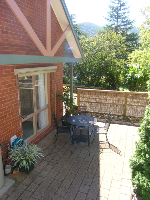 'DELIGHTFUL TOWNHOUSE'
-
CEDAR LANE, BRIGHT Picture 3