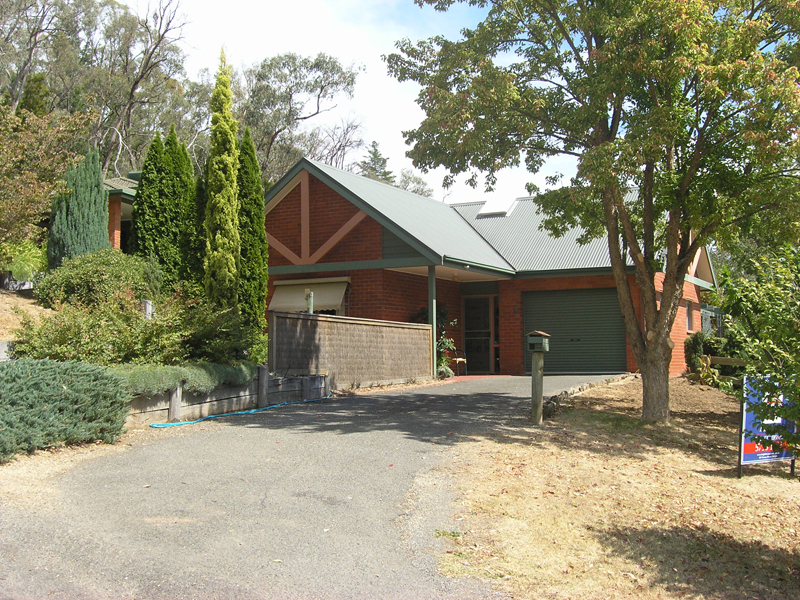 'DELIGHTFUL TOWNHOUSE'
-
CEDAR LANE, BRIGHT Picture 1