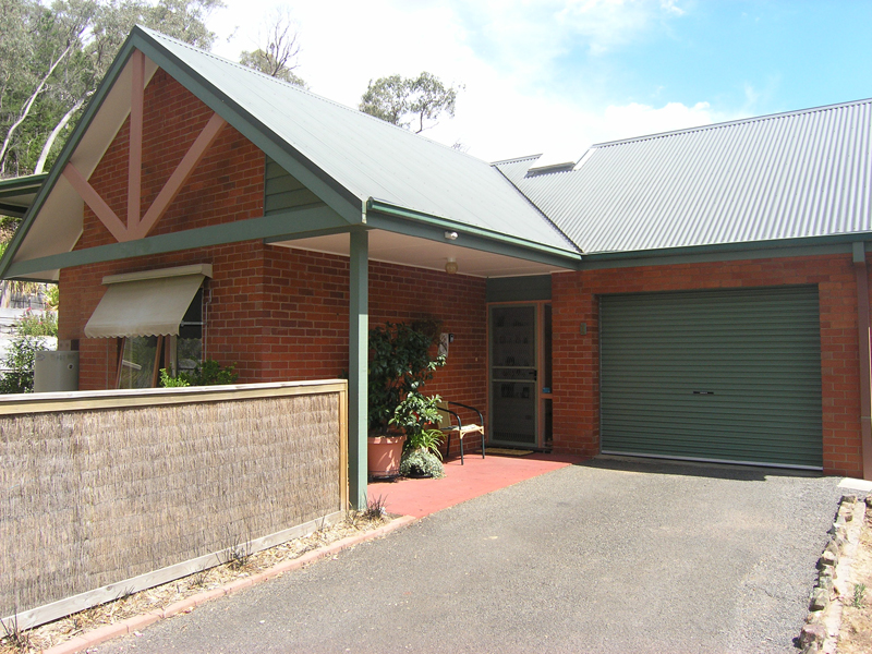 'DELIGHTFUL TOWNHOUSE'
-
CEDAR LANE, BRIGHT Picture 2