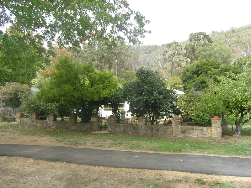 "COMFY 2 BEDDER ON SPACIOUS BLOCK"
-
DELANY AVENUE, BRIGHT Picture 1