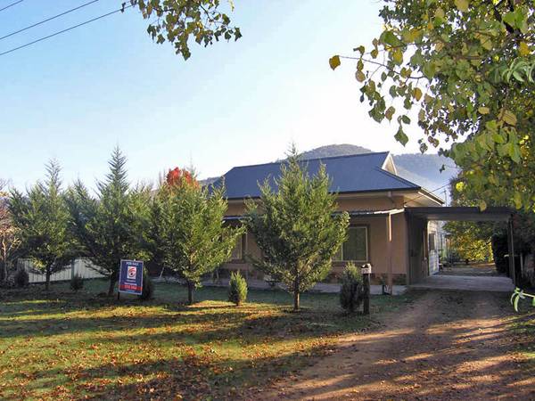 Investment Opportunity - Cottage, with Granny Flat, Plus Land for Development! Picture 2