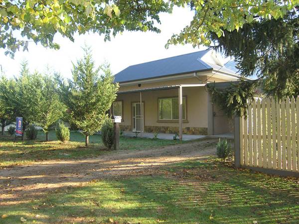 Investment Opportunity - Cottage, with Granny Flat, Plus Land for Development! Picture 1
