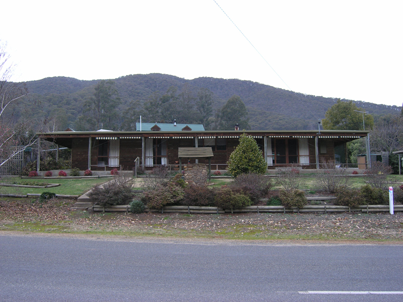 LOG CABIN STYLE HOME WITH GREAT VIEWS
-
WANDILIGONG Picture 1