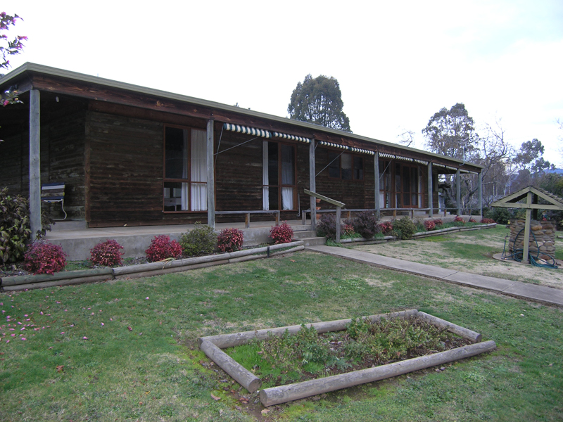 LOG CABIN STYLE HOME WITH GREAT VIEWS
-
WANDILIGONG Picture 3