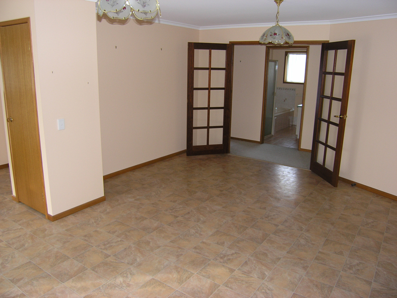 'GREAT LOCATION - CENTRAL BRIGHT'
-
SHOWERS AVENUE Picture 2