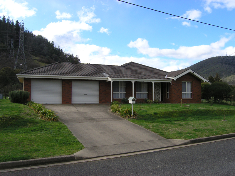 'GREAT LOCATION - CENTRAL BRIGHT'
-
SHOWERS AVENUE Picture 1