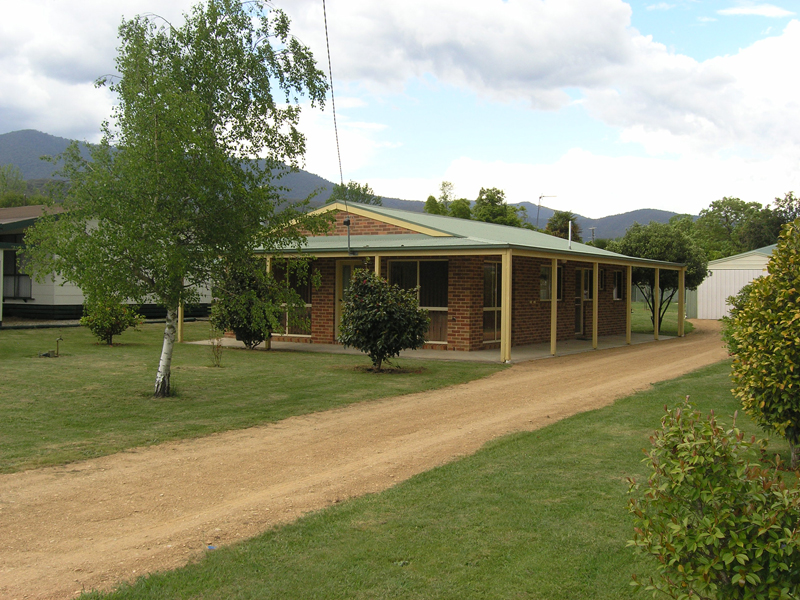 NEAT 2 BEDDER
-
BUFFALO VIEWS - PERFECT START
-
POREPUNKAH Picture 2