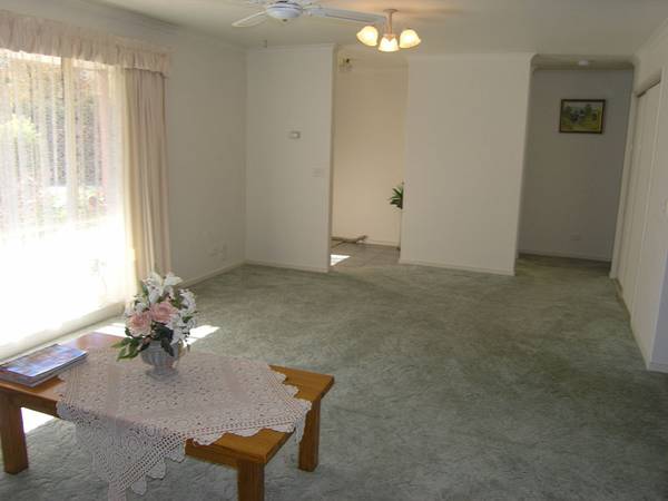 GREAT LOCATION - HANDY TO EVERYTHING! Picture 3