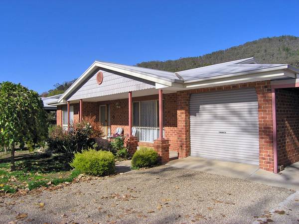 GREAT LOCATION - HANDY TO EVERYTHING! Picture 2