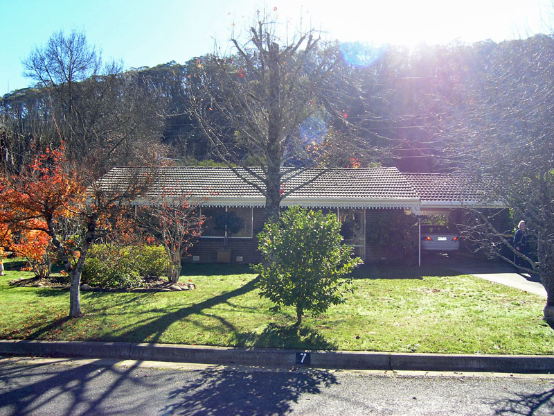 Superb Garden Setting - River at Rear Picture 2