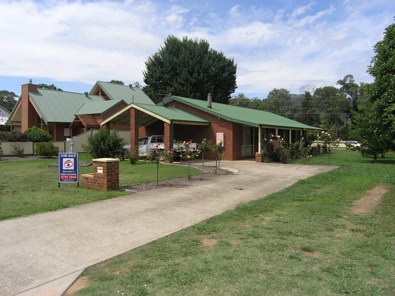 '4 Bedrooms - Solid Brick' - Lumley Drive, Bright Picture 1